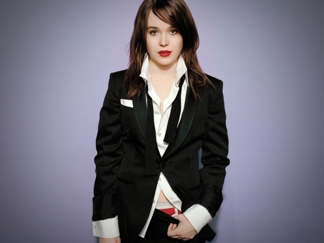 Молодая актриса  Эллен Пейдж в стильном костюме