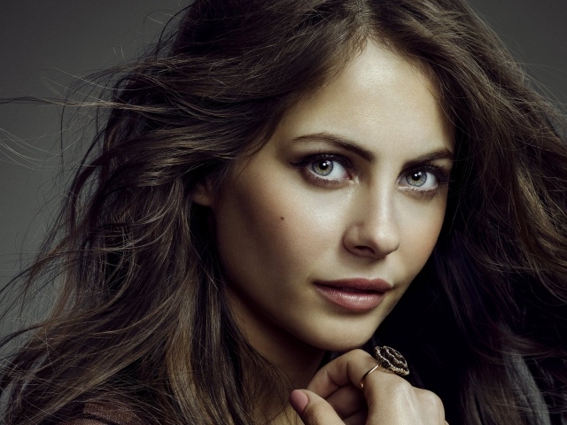 Молодая актриса Уилла Холланд с красивыми глазами