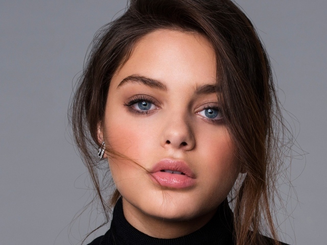 Молодая актриса с красивыми глазами Одейя Раш фото на сером фоне