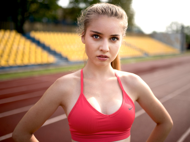 Молодая спортивная девушка занимается бегом