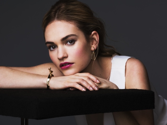 Молодая красивая актриса Лили Джеймс с браслетом на руке