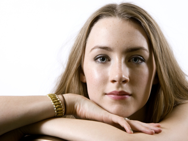 Молодая красивая актриса Сирша Ронан фото на белом фоне