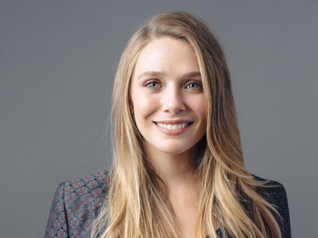 Молодая улыбающаяся актриса Элизабет Олсен