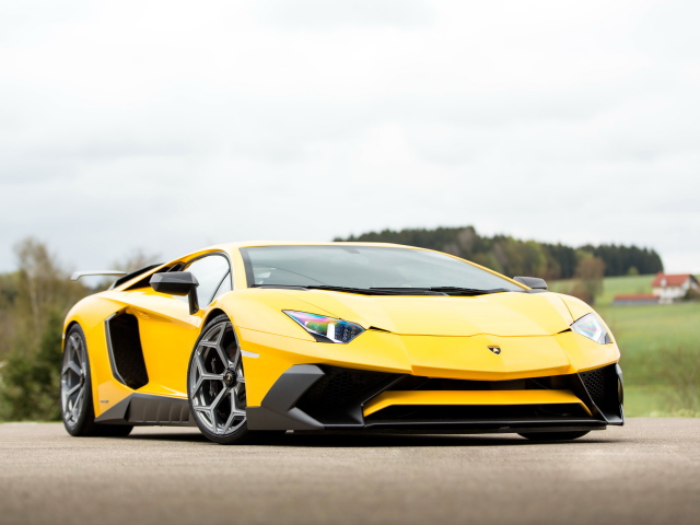 Желтый быстрый автомобиль Lamborghini Aventador Novitec Torado LP 750-4