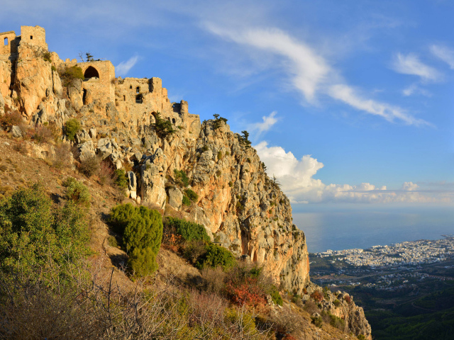 Великолепный вид на замок Святого Иллариона, Северный Кипр 