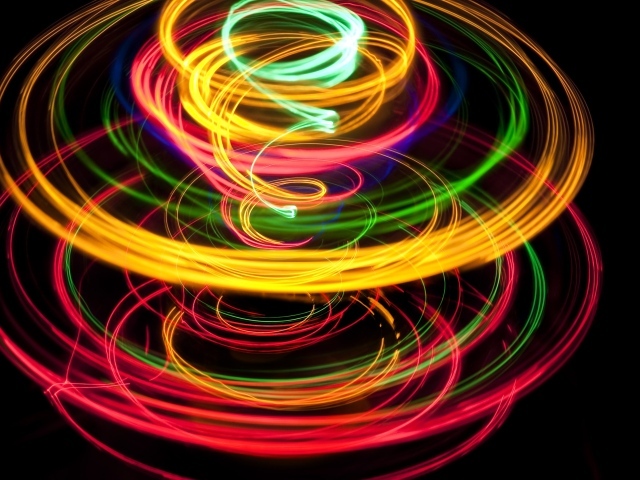 Абстрактный разноцветный вихрь на черном фоне