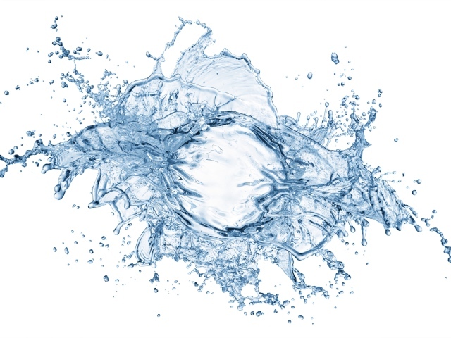 Брызги голубой воды на белом фоне