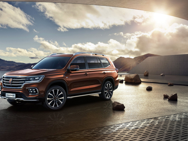 Внедорожник Roewe RX8, 2018 года под красивым небом