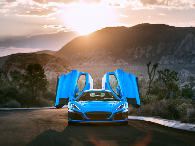 Спорткар Rimac C Two California, 2018 года с открытыми дверями