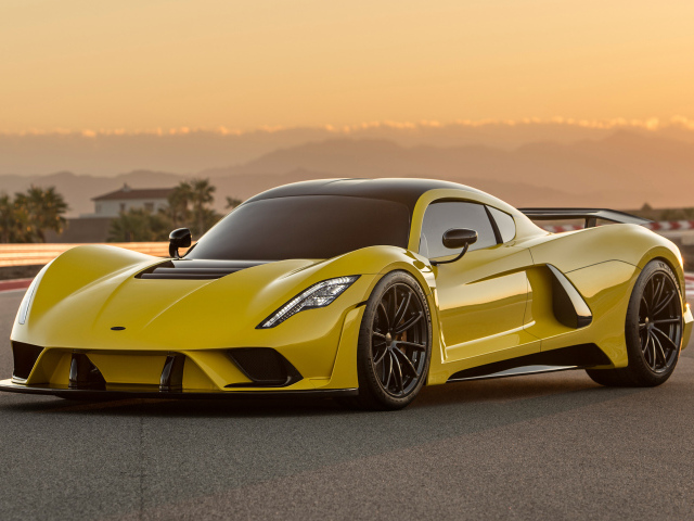 Желтый спортивный автомобиль Hennessey Venom F5, 2019