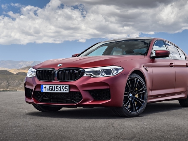 Новый бордовый автомобиль BMW M5 First Edition, 2018