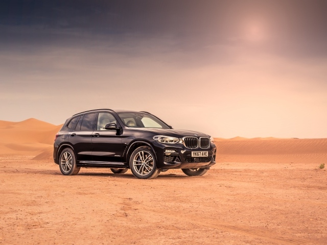 Черный внедорожник BMW  X3 xDrive30d M Sport на песке