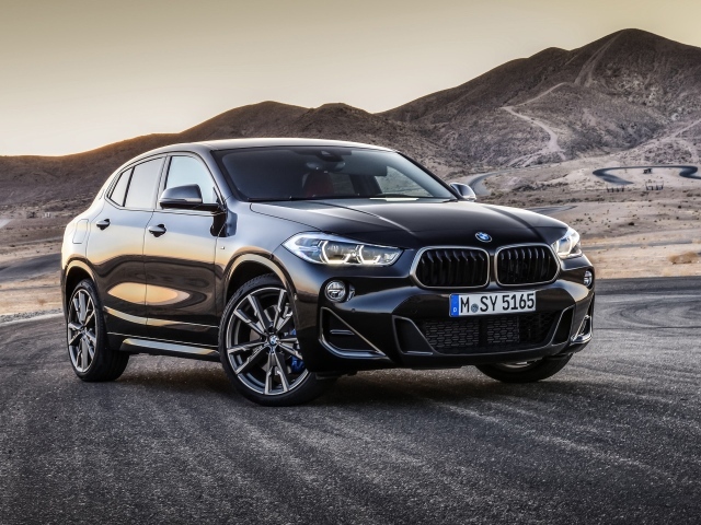 Черный стильный BMW X2, 2018 на фоне гор