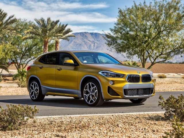 Автомобиль BMW X2, цвет золотистый металлик 