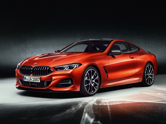 Красный быстрый автомобиль BMW M850i XDrive Carbon Package 2018