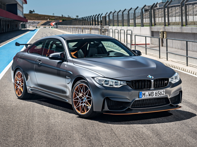 Серебристый автомобиль BMW M4 GTS