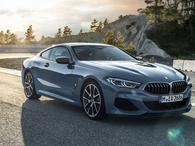 Серебристый автомобиль BMW M850i XDrive 2018