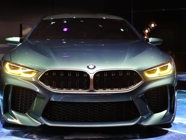 Серебристый автомобиль BMW M8 Gran Coupe, вид спереди