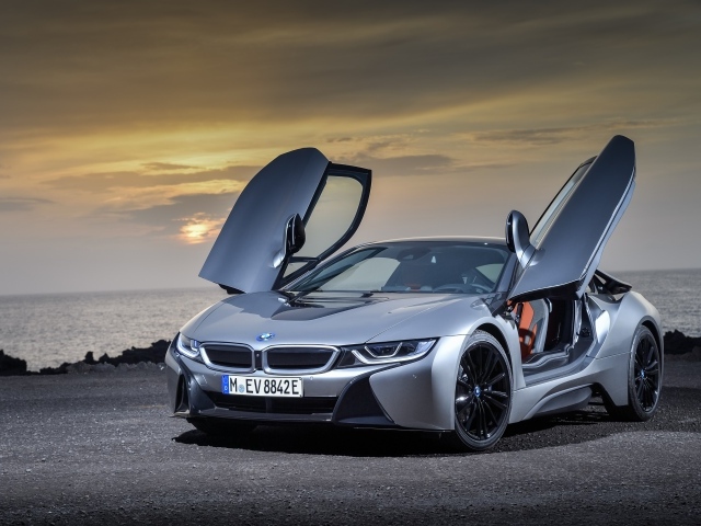 Стильный автомобиль  BMW i8 Roadster, 2018 с открытыми дверями