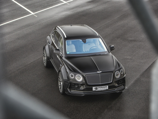Черный кроссовер Bentley Bentayga, 2018