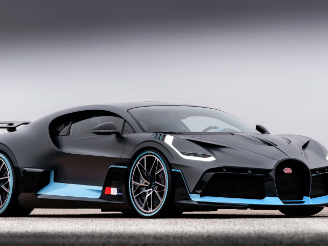 Черный спортивный автомобиль Bugatti Divo, 2018 года на сером фоне