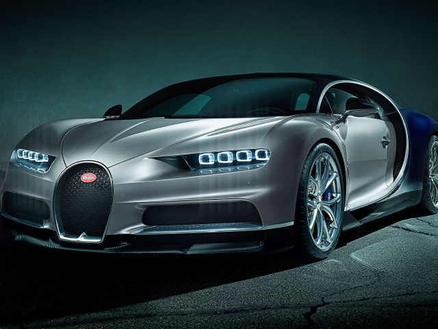 Серебристый быстрый автомобиль Bugatti Chiron, 2018