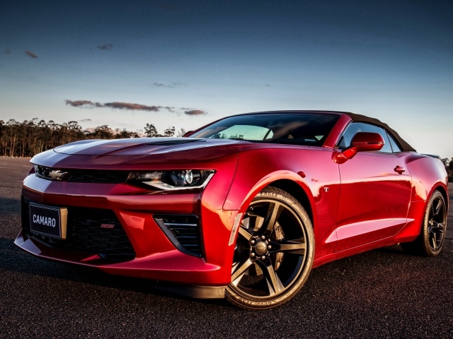Красный стильный автомобиль Chevrolet Camaro