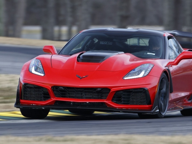 Красный быстрый автомобиль Corvette ZR1, 2019 на трассе