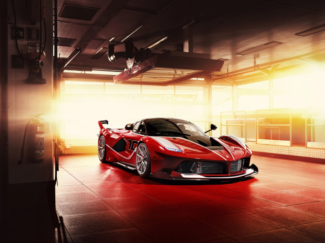 Быстрый красный дорогой автомобиль Ferrari FXX K