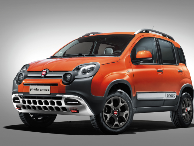 Красный внедорожник Fiat Panda Cross 2014 года на сером фоне