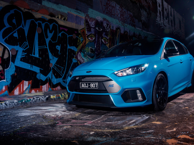 Голубой автомобиль Ford Focus RS Limited Edition, 2018 на фоне графити