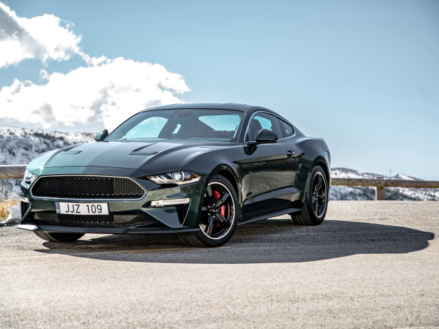 Автомобиль Ford Mustang Bullitt на фоне неба 
