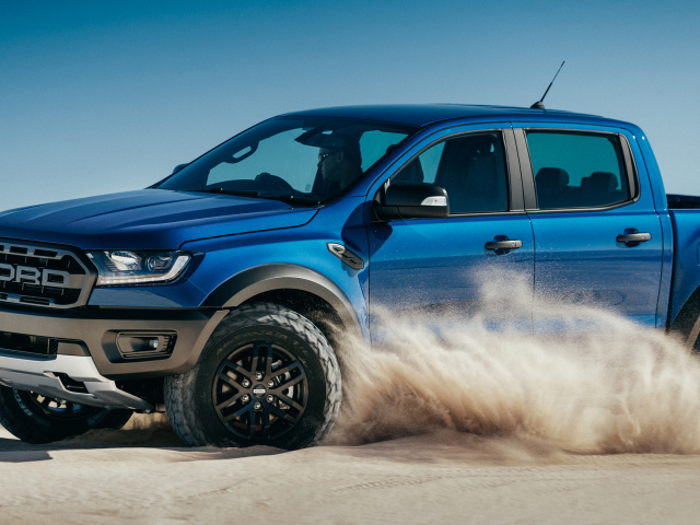 Синий пикап Ford Raptor, 2019 едет по песку
