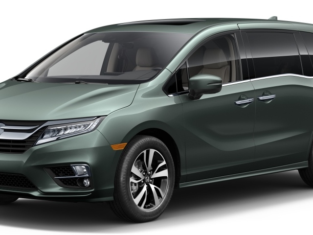 Автомобиль  минивэн Honda Odyssey, 2018 на белом фоне
