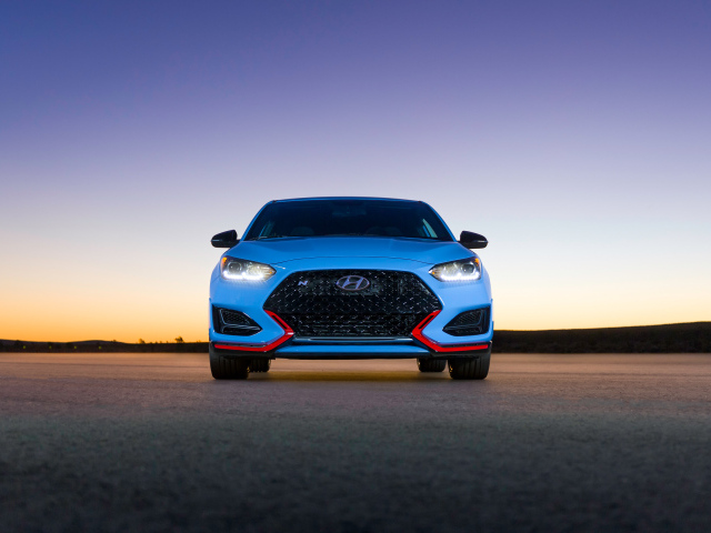 Автомобиль Hyundai Veloster N, 2018 вид спереди