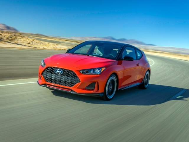 Красный автомобиль Hyundai Veloster Turbo, 2019 на трассе