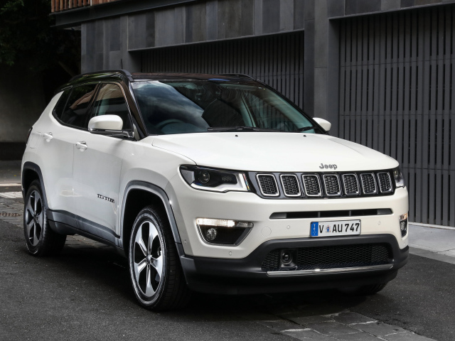 Белый автомобиль внедорожник  Jeep Compass Limited, 2018