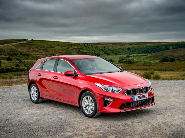 Красный кроссовер KIA Ceed 2018 года