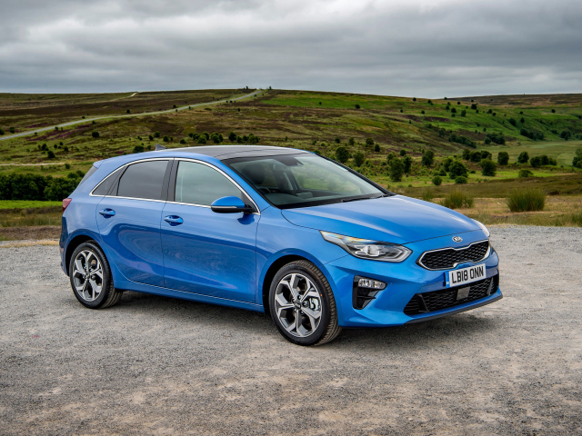 Синий кроссовер Kia Ceed 2019