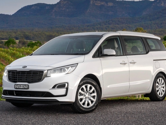 Белый внедорожник Kia Carnival 2019 года