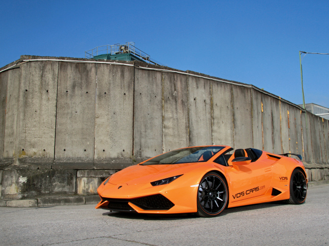 Оранжевый автомобиль Lamborghini Huracan