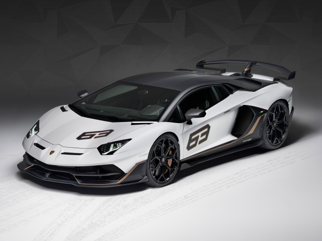 Спортивный автомобиль Lamborghini Aventador SVJ 63, 2018 на сером фоне