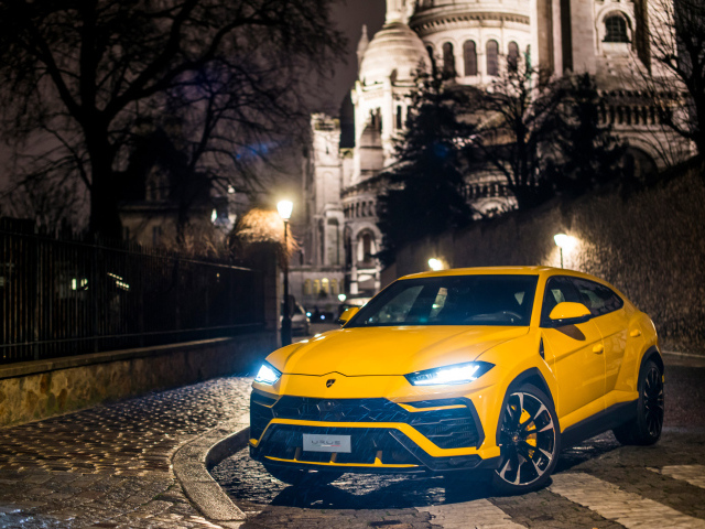 Желтый внедорожник Lamborghini Urus на ночной улице