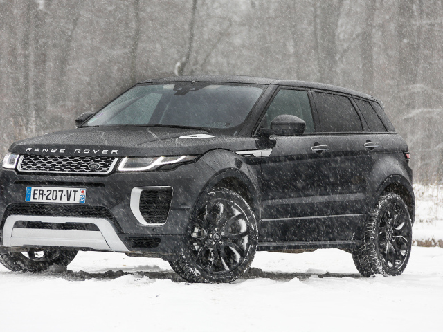 Черный внедорожник Range Rover Evoque Autobiography Si4 на заснеженной дороге