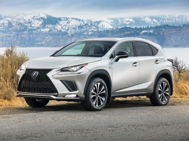 Серебристый автомобиль Lexus  NX 300 F SPORT, 2018