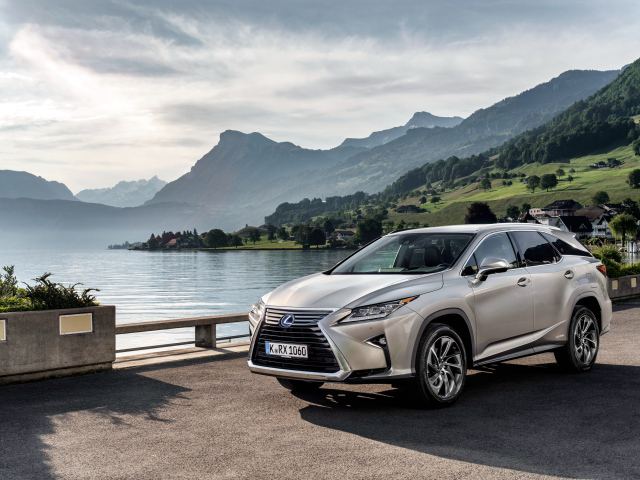 Серебристый автомобиль  Lexus RX на фоне воды