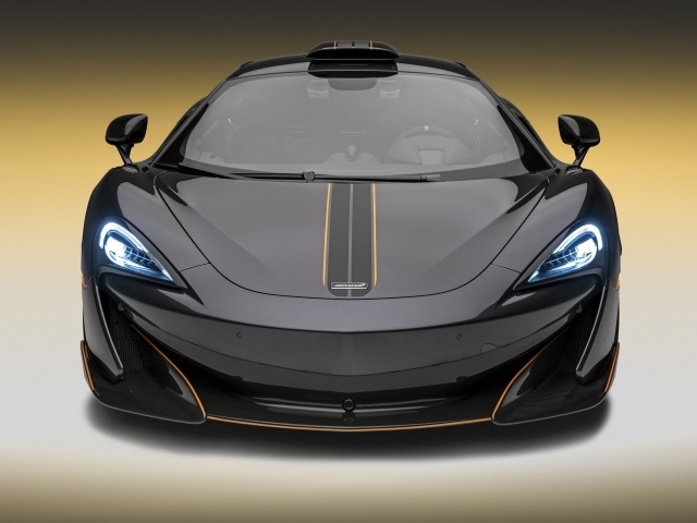 Черный суперкар McLaren 600LT, 2019 года вид спереди