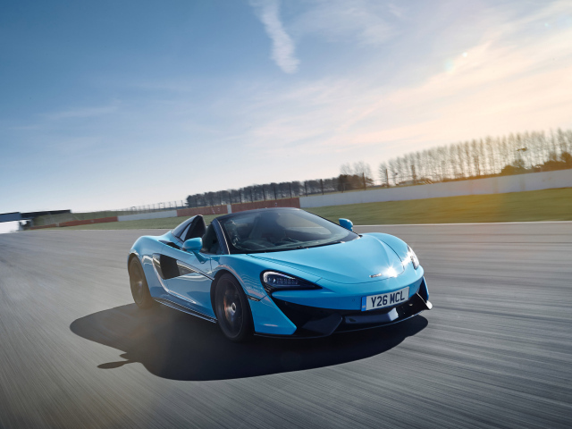 Голубой спортивный автомобиль McLaren 570S, 2018 года на трассе