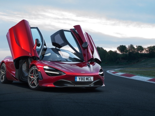 Красный спортивный автомобиль McLaren 720s, 2018 с открытыми дверями