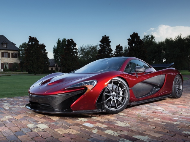 Красный спортивный автомобиль McLaren P1, 2018